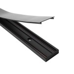 Czarna szyna magnetyczna SLIM o długości 200 cm, natynkowa, z widoczną szczeliną na magnesy. Ułożona poziomo, z prostokątnym profilem i gładką powierzchnią, idealna do montażu akcesoriów lub dekoracji.