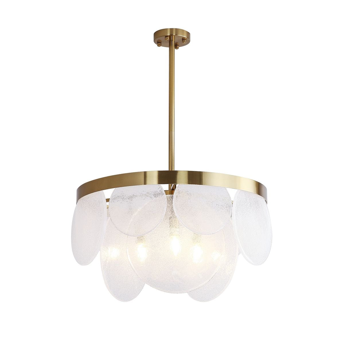 Lampa wisząca Aurora w kolorze mosiądzu z trzema źródłami światła E14. Posiada okrągłą oprawę z przezroczystymi, szklanymi kloszami w kształcie płatków. Ujęcie z boku, zawieszona na długim drążku. Tło białe, co podkreśla elegancki design lampy.