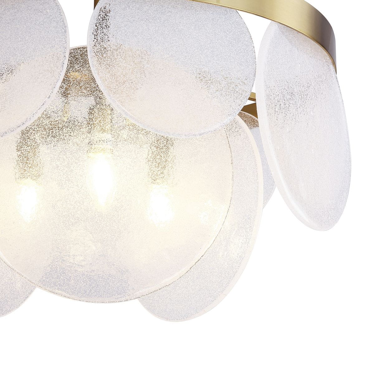 Lampa wisząca Aurora z trzema gniazdami E14, wykonana z mosiądzu, z przezroczystymi, teksturowanymi kloszami w kształcie okręgów. Ujęcie z góry, pokazujące detale i subtelne odbicia światła. Wisi w eleganckim, nowoczesnym stylu.