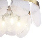 Lampa wisząca Aurora z trzema gniazdami E14, wykonana z mosiądzu, z przezroczystymi, teksturowanymi kloszami w kształcie okręgów. Ujęcie z góry, pokazujące detale i subtelne odbicia światła. Wisi w eleganckim, nowoczesnym stylu.