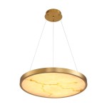 Lampa wisząca LED Alchemy o mocy 49W, w kolorze złotym, z okrągłym kloszem o jasnym, marmurkowym wzorze. Zawieszona na cienkich linkach, umieszczona w centralnej pozycji, na jednolitym tle. Temperatura barwowa 3000K.