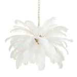 Lampa wisząca Emu w kolorze złotym i białym, z sześcioma miejscami na żarówki E14. Ozdobiona białymi piórami, ma okrągły kształt. Zawieszona na złotym łańcuchu, z widocznym detalem piór, idealna do eleganckich wnętrz.