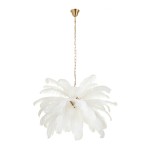 Lampa wisząca Emu z sześcioma oprawami E14, w kolorze złotym i białym. Wykończona dekoracyjnymi piórami w odcieniu białym, zawieszona na złotym łańcuchu. Kąt ujęcia: frontalny, ukazujący pełny kształt i detal konstrukcji.