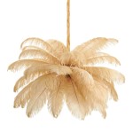 Lampa wisząca Emu w kolorze beżowym, z sześcioma miejscami na żarówki E14, z dekoracyjnymi, długimi piórami przypominającymi liście. Produkt zawieszony na cienkim, złotym przewodzie, z prostym tłem.