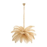 Lampa wisząca Emu w kolorze beżowym z metalowym złotym mocowaniem, złożona z dekoracyjnych piór ułożonych w kształt owocowej palmy. Produkt zawiera miejsce na 6 żarówek E14. Zawieszona na długim, oplecionym przewodzie.