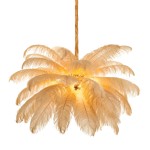 Lampa wisząca Emu w kolorze złotym i beżowym, z sześcioma miejscami na żarówki E14. Posiada dekoracyjne, puszyste pióra, tworząc efektowną, okrągłą formę. Zawieszona na tkanym kablu, emitująca ciepłe światło.