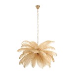 Lampa wisząca Emu w kolorze złotym i beżowym z 6 gniazdami E14. Posiada dekoracyjne, piórkowe elementy w kształcie liści, zawieszona na metalowym łańcuchu. Ujęcie z boku, prezentujące pełny kształt i detale wykończenia.