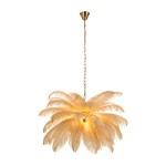 Lampa wisząca Emu 6xE14 w kolorze złotym i beżowym, z dekoracyjnymi piórami, zawieszona na złotym łańcuchu. Oświetlenie emituje ciepłe światło, tworząc efektowne, miękkie akcenty w pomieszczeniu.