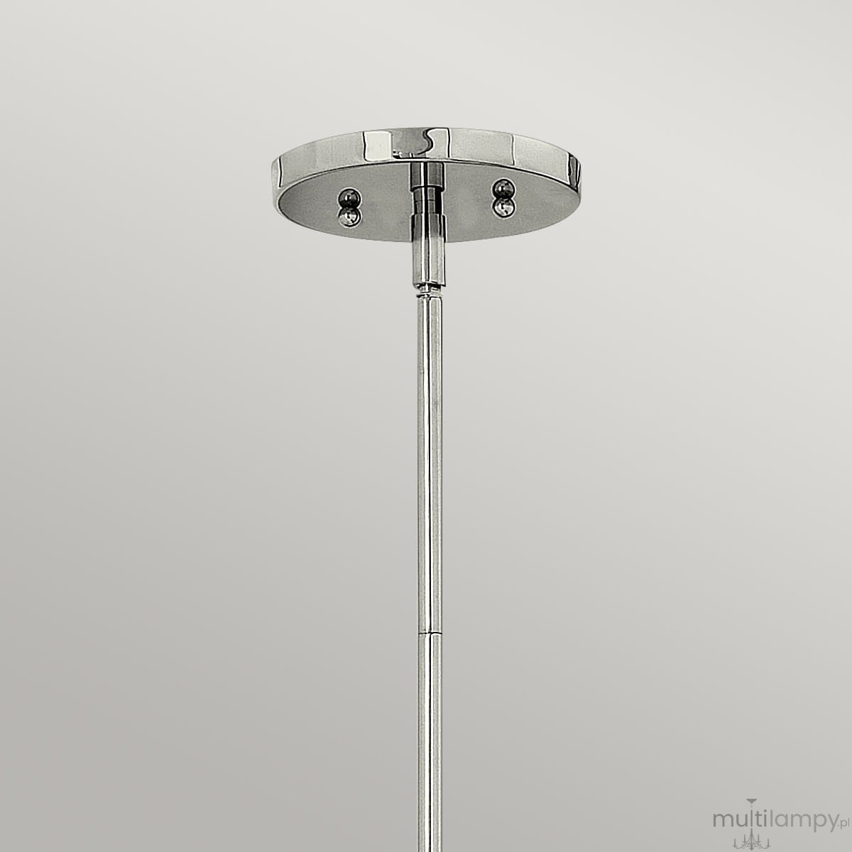 Lampa wisząca Zelda w polerowanym niklu z mocowaniem na żarówkę E27. Wysoka, smukła konstrukcja z okrągłym, błyszczącym kloszem oraz widocznymi elementami montażowymi. Ujęcie z dołu, ukazujące detale mocowania.