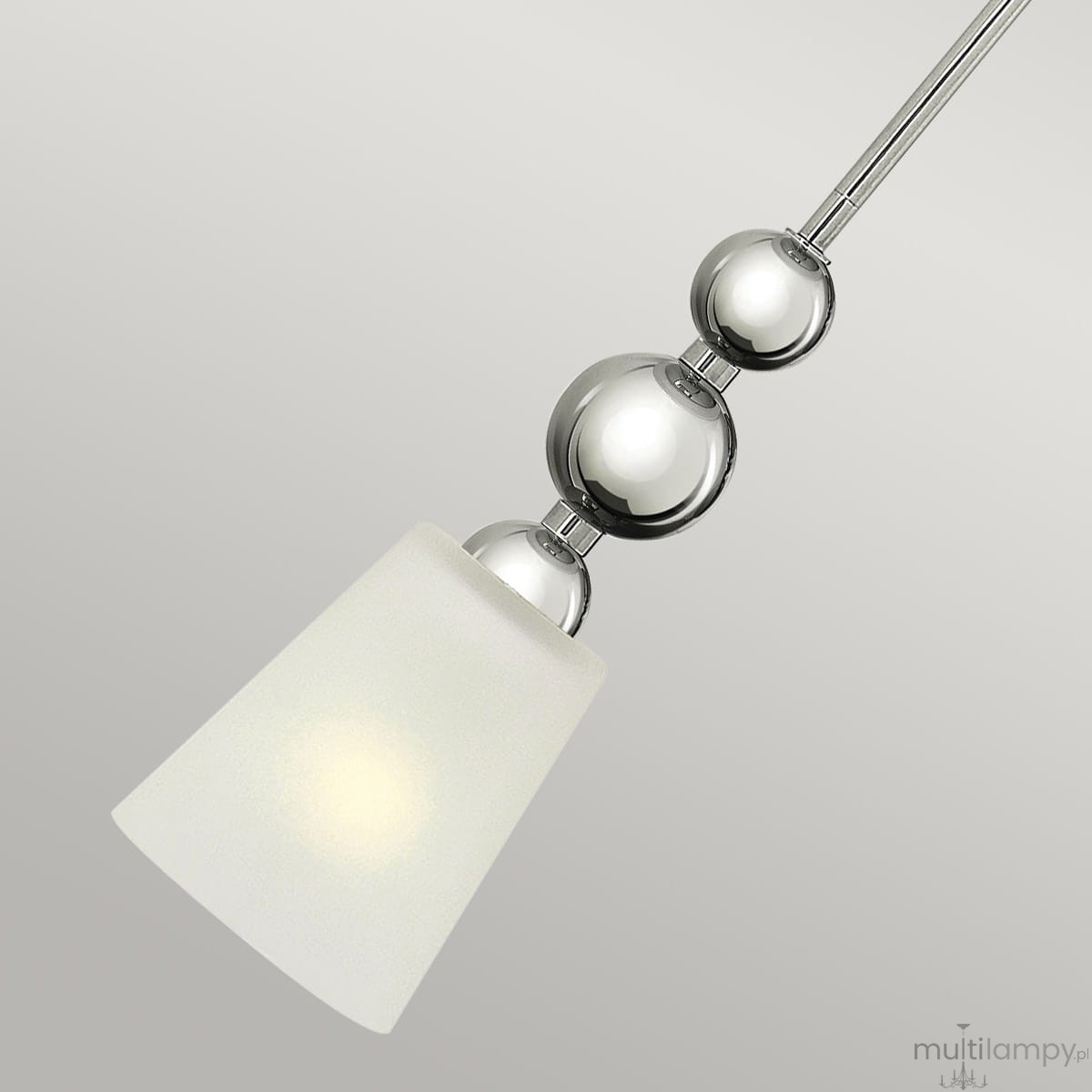 Lampa wisząca Zelda z kloszem w kształcie stożka, wykonana z matowego szkła, zawieszona na polerowanym niklowym stelażu z dekoracyjnymi kulami. Kąt ujęcia z góry, detal ujawnia elegancki design.