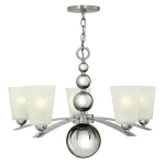 Lampa wisząca Zelda 5xE27 w polerowanym niklu. Posiada pięć matowych kloszy w kształcie stożków oraz centralną kulę. Ujęcie z dołu, wisząca na łańcuszku, z metalowym stelażem, w prostym, eleganckim stylu.