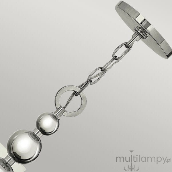 Lampa wisząca Zelda w kolorze polerowanego niklu, z pięcioma miejscami na żarówki E27. Elementy łańcucha i kuliste detale nadają jej nowoczesny wygląd. Montaż od góry, widoczne okrągłe mocowanie. Tło jasne, minimalistyczne.