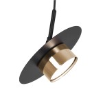 Czarna lampa wisząca Burgas D18 z metalowym złotym kloszem, montowana na czarnym przewodzie. Kształt okrągły, z szeroką podstawą i wąskim otworem na źródło światła. Idealna do nowoczesnych wnętrz.