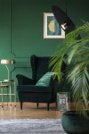 Lampa wisząca Burgas D60 w kolorze czarnym i złotym, z pojedynczym źródłem światła GX53. Umieszczona w nowoczesnym wnętrzu, na tle zielonej ściany, z eleganckim fotelem i dodatkami. Kąt ujęcia z góry, podkreślający minimalistyczny design.