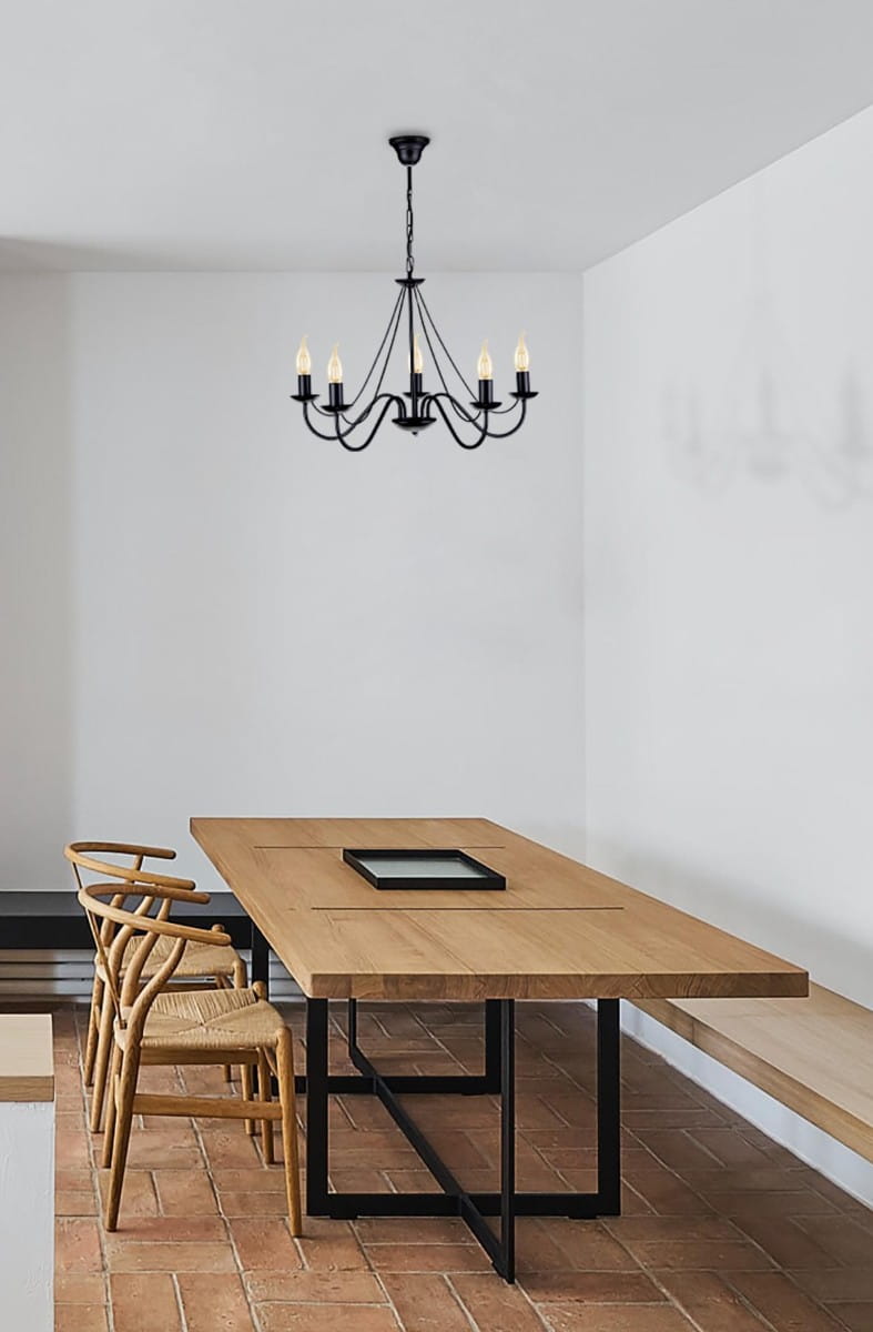 Żyrandol Bartez 5-punktowy w kolorze czarnym, z pięcioma ramionami i świecznikami, zwisający z sufitu nad drewnianym stołem. Prosta konstrukcja, klasyczny design, umieszczony w jasnym, minimalistycznym wnętrzu.