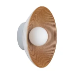 Beżowa lampa sufitowa Ilusion z pojedynczym źródłem światła G9. Klasyczny kształt z okrągłą, białą kulą, otoczoną falistym, brązowym kloszem. Ujęcie z boku, montowana na ścianie lub suficie. Tekstura klosza tworzy interesujący efekt wizualny.