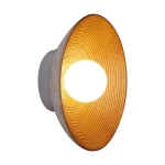Beżowa lampa sufitowa Ilusion z oprawą w kształcie stożka, z wyraźnymi poziomymi żłobieniami. Wyposażona w miejsce na żarówkę G9, montowana na ścianie, emitująca ciepłe światło przez okrągłe otwory. Tło białe.
