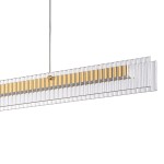 Lampa wisząca LED Longin w kolorze złotym, o mocy 15W i temperaturze barwowej 3000K. Kształt prostokątny, wykonana z przezroczystego materiału z dekoracyjnym złotym paskiem. Zawieszona na cienkim przewodzie, widok z boku.