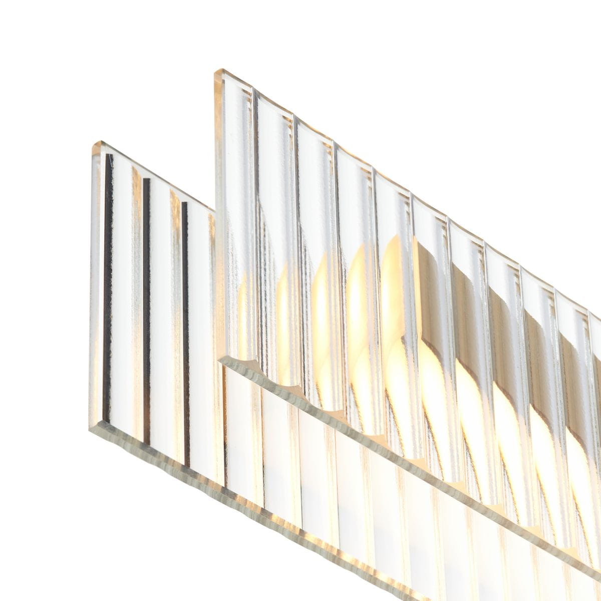 Lampa wisząca LED Longin 15W w kolorze złotym, z przeszklonym kloszem wzdłużnym, o fakturze żłobkowanej. Zbliżenie na lampę z widocznymi diodami LED emitującymi ciepłe światło (3000K). Montaż sufitowy, nowoczesny design.