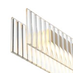 Lampa wisząca LED Longin 15W w kolorze złotym, z przeszklonym kloszem wzdłużnym, o fakturze żłobkowanej. Zbliżenie na lampę z widocznymi diodami LED emitującymi ciepłe światło (3000K). Montaż sufitowy, nowoczesny design.
