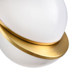 Lampa wisząca Orbita D20 z jednym gniazdem E27, o zaokrąglonym, białym kloszu i mosiężnym wykończeniu. Widok z boku, podkreślający złotą, matową podstawę oraz gładką powierzchnię klosza. Idealna do nowoczesnych wnętrz.