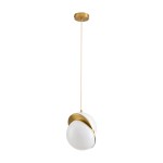 Lampa wisząca Orbita D25 z mosiężnym wykończeniem, z białym kloszem w kształcie kuli, zawieszona na cienkim przewodzie. Klosz ma elegancki, zakrzywiony detal, tworzący nowoczesny design. Montaż sufitowy, frontalny widok na całość.