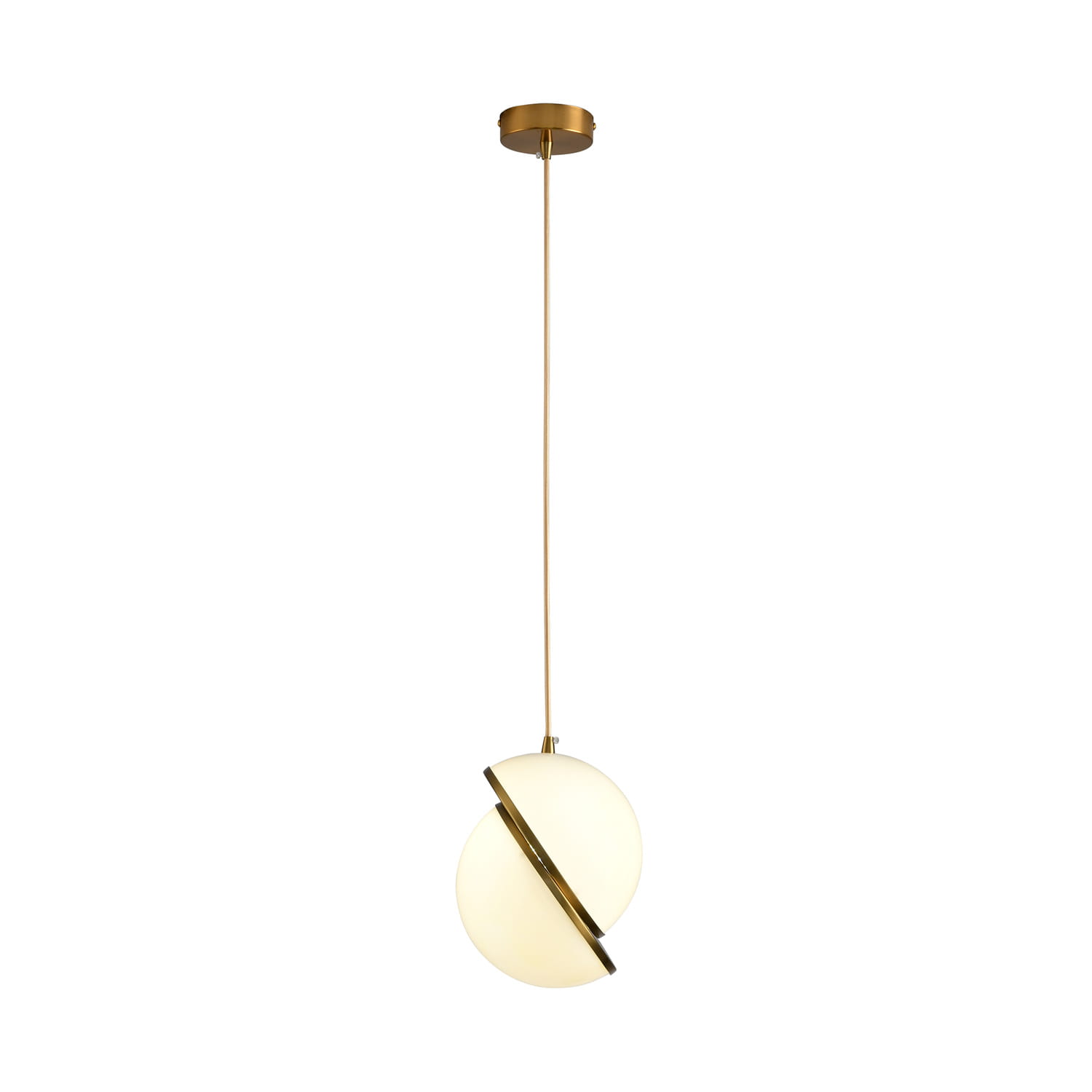 Lampa wisząca Orbita D25 z jednym gniazdem E27, wykonana z mosiądzu. Okrągła, matowa kula w białym kolorze z metalowym detalem. Zawieszona na cienkim, złotym przewodzie. Produkt w pozycji wiszącej, na jednolitym tle.