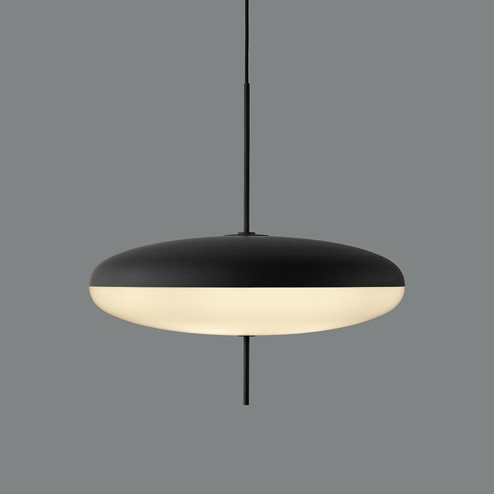 Lampa wisząca Piatto 3xE27 w kolorze czarnym i białym, o owalnym kształcie. Zawieszona na cienkim przewodzie, z matowym czarnym wykończeniem na górze i białą, półprzezroczystą częścią na dole. Idealna do nowoczesnych wnętrz.