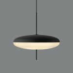 Lampa wisząca Piatto 3xE27 w kolorze czarnym i białym, o owalnym kształcie. Zawieszona na cienkim przewodzie, z matowym czarnym wykończeniem na górze i białą, półprzezroczystą częścią na dole. Idealna do nowoczesnych wnętrz.