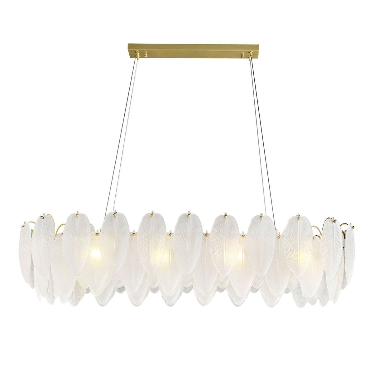 Lampa wisząca Piuma w kolorze mosiądzu z 10 gniazdami E14, zdobiona białymi, teksturowanymi liśćmi. Ujęcie z boku, wisząca, z metalowym stelażem, emitująca światło przez liściaste klosze, które nadają lekkości i elegancji wnętrzu.