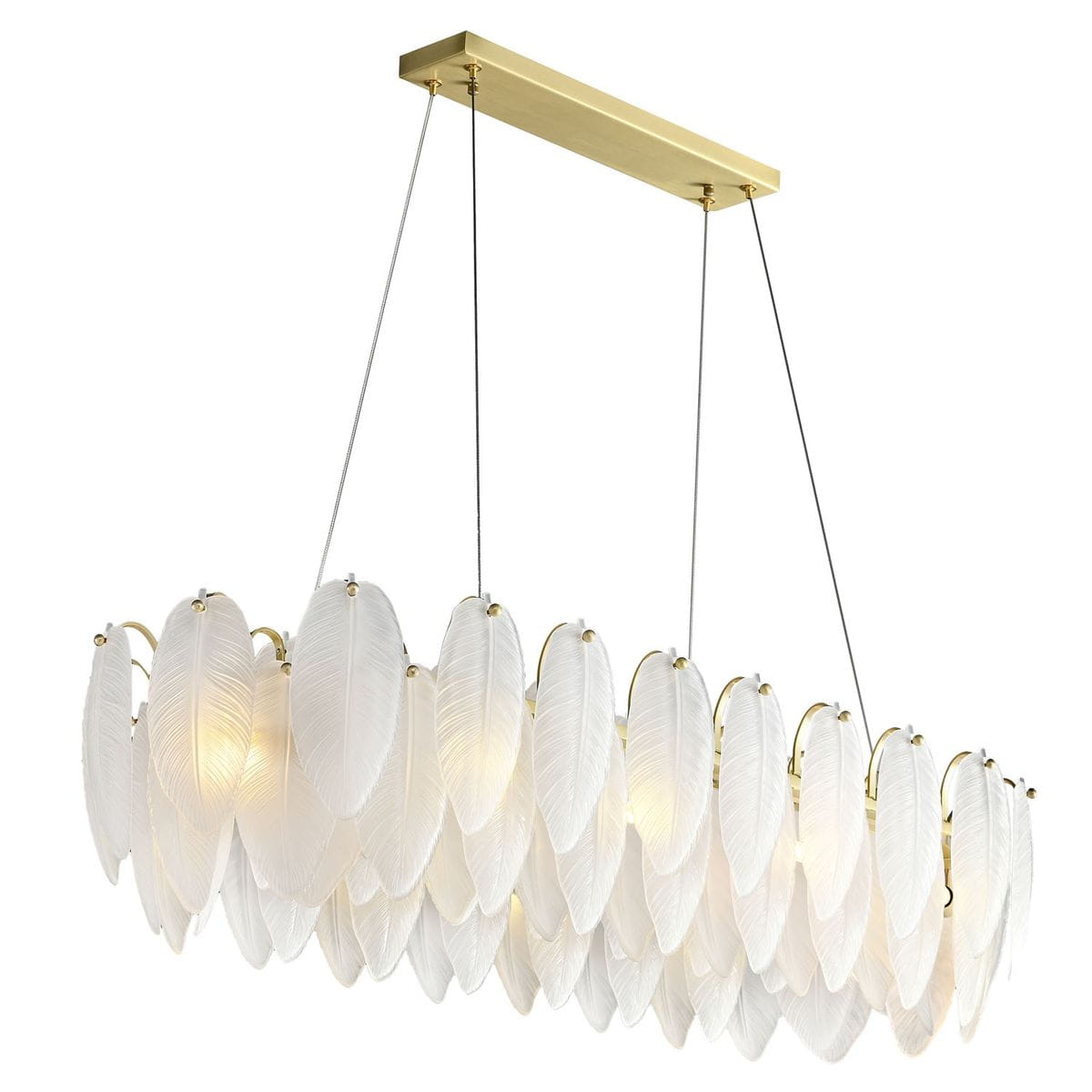 Lampa wisząca Piuma z 10 gniazdami E14, wykonana z mosiądzu, zawieszona na cienkich linkach. Składa się z ozdobnych, białych elementów w kształcie liści, które emitują ciepłe światło, tworząc elegancką atmosferę. Wymiary: długi, prostokątny kształt.