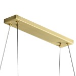 Lampa wisząca Piuma w mosiężnym wykończeniu, z prostokątnym, gładkim kloszem. Zawieszona na dwóch stalowych linkach, mocowana do sufitu. Widoczny system montażowy oraz elementy mocujące. Idealna do nowoczesnych wnętrz.