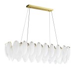 Lampa wisząca Piuma z mosiężnym stelażem, zawieszona na cienkich linkach. Posiada dekoracyjne elementy w kształcie białych liści, ułożone w szeregu, zapewniające elegancki wygląd. Przeznaczona na 10 żarówek E14.
