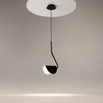 Czarna lampa wisząca Mollis z oprawą na żarówkę G9, zawieszona na cienkim, czarnym przewodzie. Ujęcie z góry, pokazujące zaokrąglony klosz i okrągły sufitowy uchwyt. Tło w neutralnym odcieniu szarości, podkreślające minimalistyczny design.