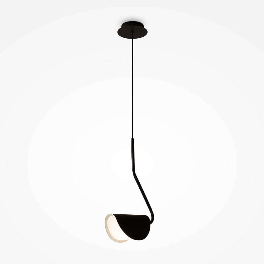Lampa wisząca Mollis 1xG9 w kolorze czarnym, z asymetrycznym kloszem w formie półkuli, zawieszona na cienkim, czarnym kablu, zamontowana na okrągłej podsufitce. Klosz ma wykończenie w jasnym kolorze od wewnątrz.