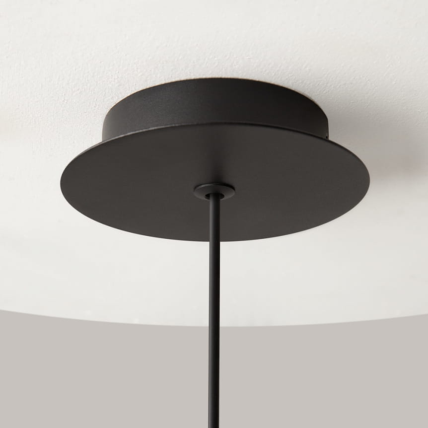 Mollis lampa wisząca 1xG9 w kolorze czarnym, z okrągłym, matowym stelażem montażowym i długim przewodem. Ujęcie z dołu, pokazujące detal mocowania do sufitu.