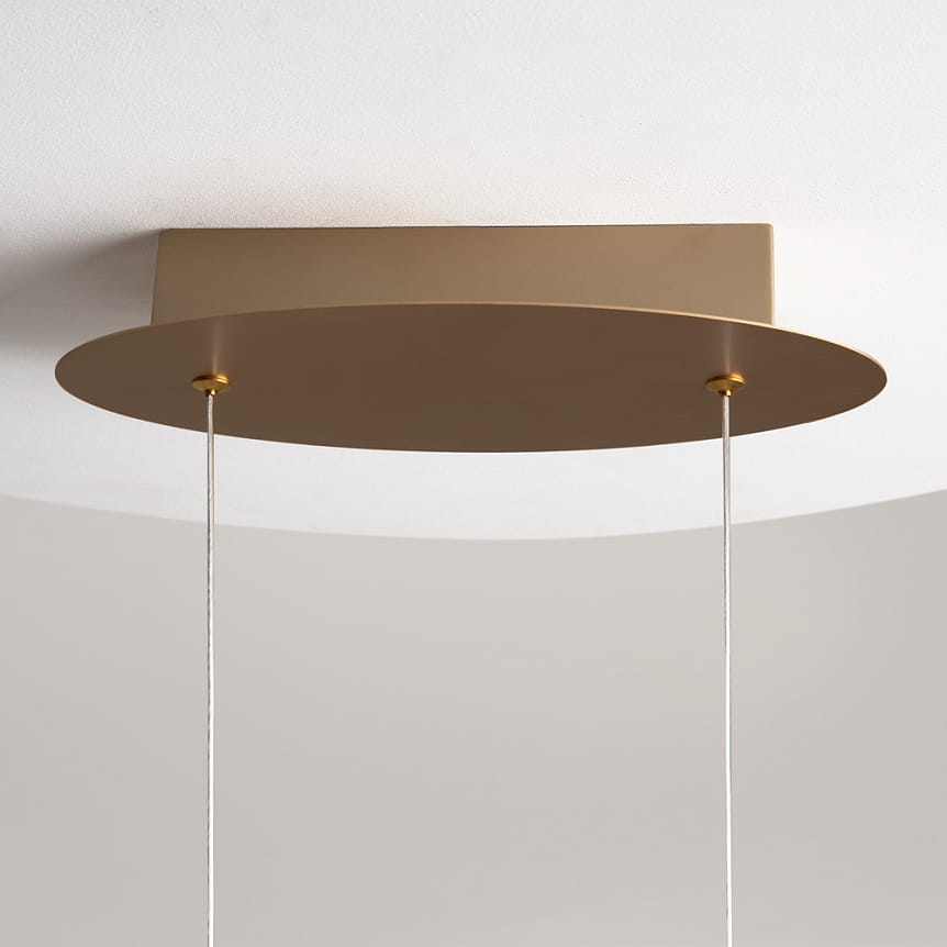 Złota lampa wisząca Curve LED z okrągłym, matowym stelażem i dwoma przezroczystymi zawieszeniami. Ujęcie z góry, pokazujące mocowanie do sufitu oraz elegancki, minimalistyczny design.