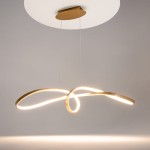 Złota lampa wisząca Curve LED o unikalnym, falistym kształcie, zawieszona na cienkich żyłkach. U góry okrągły, metalowy uchwyt. Świeci ciepłym światłem, idealna do nowoczesnych wnętrz. Tło w neutralnym kolorze.