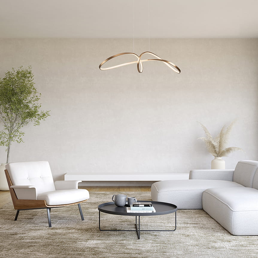 Curve LED lampa wisząca 1-punktowa w kolorze złotym, o nowoczesnym, falistym kształcie, zawieszona nad stołem kawowym w aranżacji salonu. Tło w jasnych odcieniach, z białym fotelem i roślinnością, podkreślającym elegancję wnętrza.