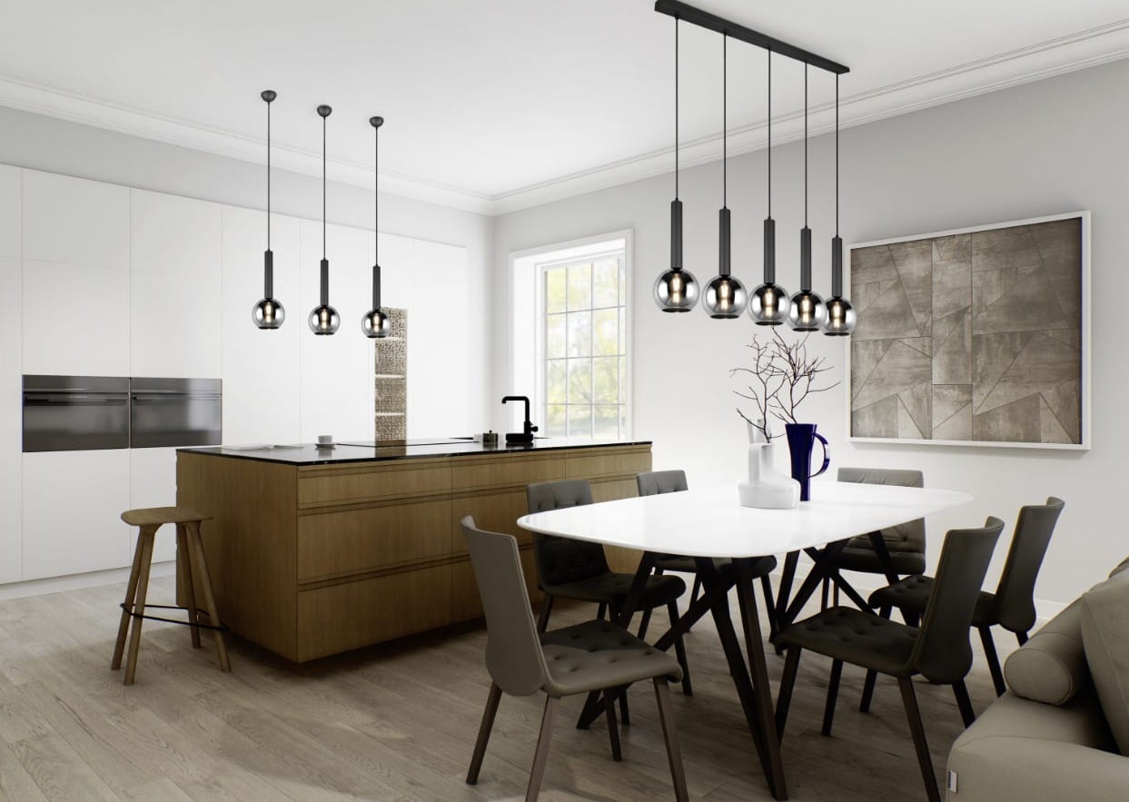 Czarna lampa wisząca Clayton z pięcioma punktami świetlnymi, z minimalistycznym designem. Zawieszona nad białym stołem w nowoczesnej kuchni, z metalowymi kloszami i długimi, czarnymi uchwytami. W tle drewniana wyspa i jasne ściany.