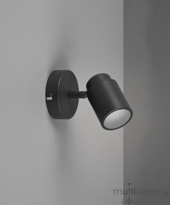 Czarna lampa sufitowa Angelo IP44 z pojedynczym spotem GU10, zamontowana na ścianie. Okrągła podstawa i ruchomy klosz o matowej fakturze, skierowany lekko w dół. Tło w neutralnym odcieniu szarości.