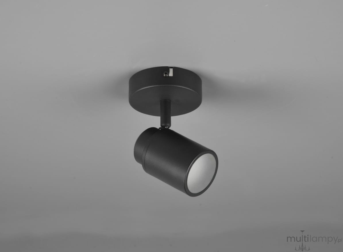 Czarna lampa sufitowa typu spot, model Angelo IP44, z pojedynczym źródłem światła GU10. Zamontowana na okrągłej podstawie, skierowana lekko w dół, z metalową obudową i białym wnętrzem klosza. Prosty, nowoczesny design.