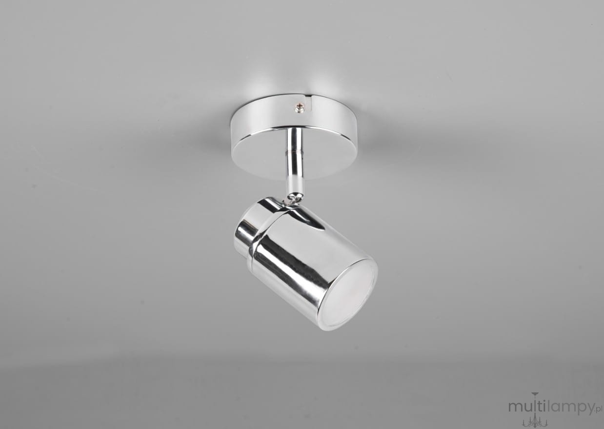 Kinkiet Angelo IP44 w chromie, z pojedynczym spotem na żarówkę GU10. Zawieszony na okrągłej podstawie, z widocznym cylindrycznym kloszem, skierowany w dół. Tło szare, minimalistyczne, podkreślające nowoczesny design lampy.