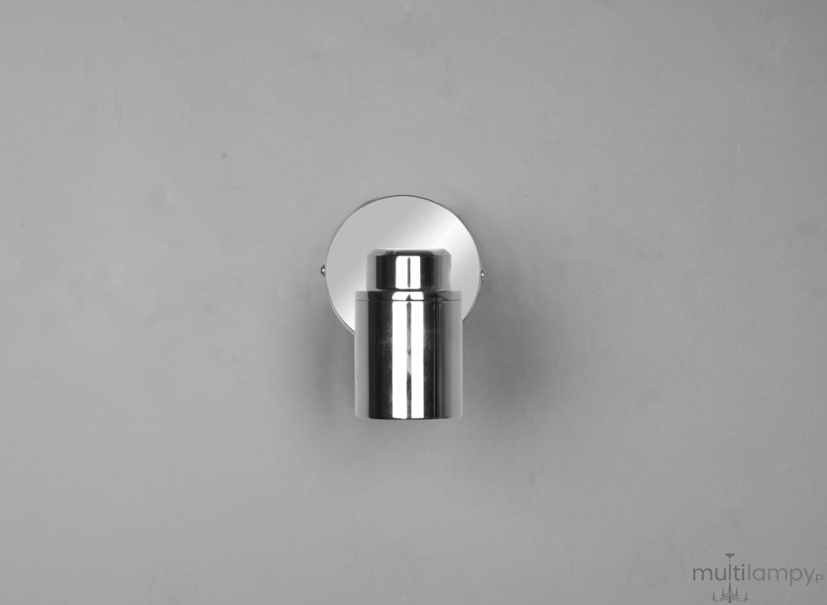 Kinkiet Angelo IP44 w kolorze chromowanym, o cylindrycznym kształcie, zamontowany na okrągłej podstawie. Ujęcie frontalne, podkreślające gładką, błyszczącą powierzchnię i elegancki design. Przeznaczony do montażu z jedną żarówką GU10.