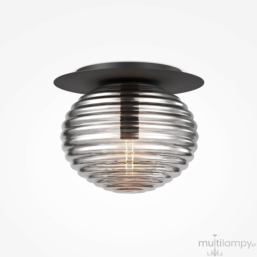 Czarna lampa sufitowa Reels MOD268CL-01B z żarówką E27, o okrągłej, żłobionej kloszce z transparentnego szkła, montowana na płaskiej podstawie. Lampa wisi pod sufitem, emitując ciepłe światło.