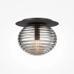 Czarna lampa sufitowa Reels MOD268CL-01B z żarówką E27, o okrągłej, żłobionej kloszce z transparentnego szkła, montowana na płaskiej podstawie. Lampa wisi pod sufitem, emitując ciepłe światło.