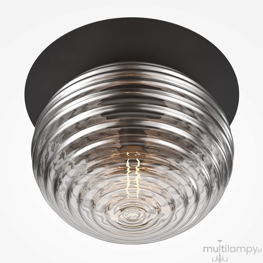 Czarna lampa sufitowa Reels z oprawą na żarówkę E27. Szklany klosz z wypukłą fakturą, okrągły kształt, zamontowana na czarnej podstawie. Zbliżenie na źródło światła wewnątrz klosza.