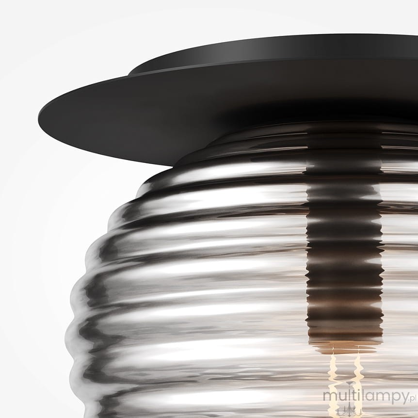 Czarna lampa sufitowa Reels MOD268CL-01B z oprawą E27, z przezroczystym, falistym kloszem. Produkt zamontowany pod sufitem, widoczna żarówka w kształcie spiralnym. Proste, nowoczesne wzornictwo uzupełniające różne aranżacje wnętrz.
