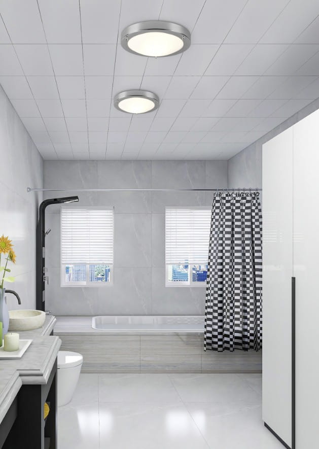 Plafon Condus IP44 z jedną oprawą E27 w chromowanej obudowie, zamontowany na suficie w łazience. Produkt z białym, okrągłym kloszem, w nowoczesnym stylu, w otoczeniu jasnych płytek i białych mebli.