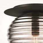 Lampa sufitowa Reels 3xE14 w kolorze czarnym, z okrągłą, falistą kloszem w szkle przezroczystym. Widoczna czarna podstawa oraz trzy żarówki E14, zbliżenie na detal klosza. Idealna do nowoczesnych wnętrz.